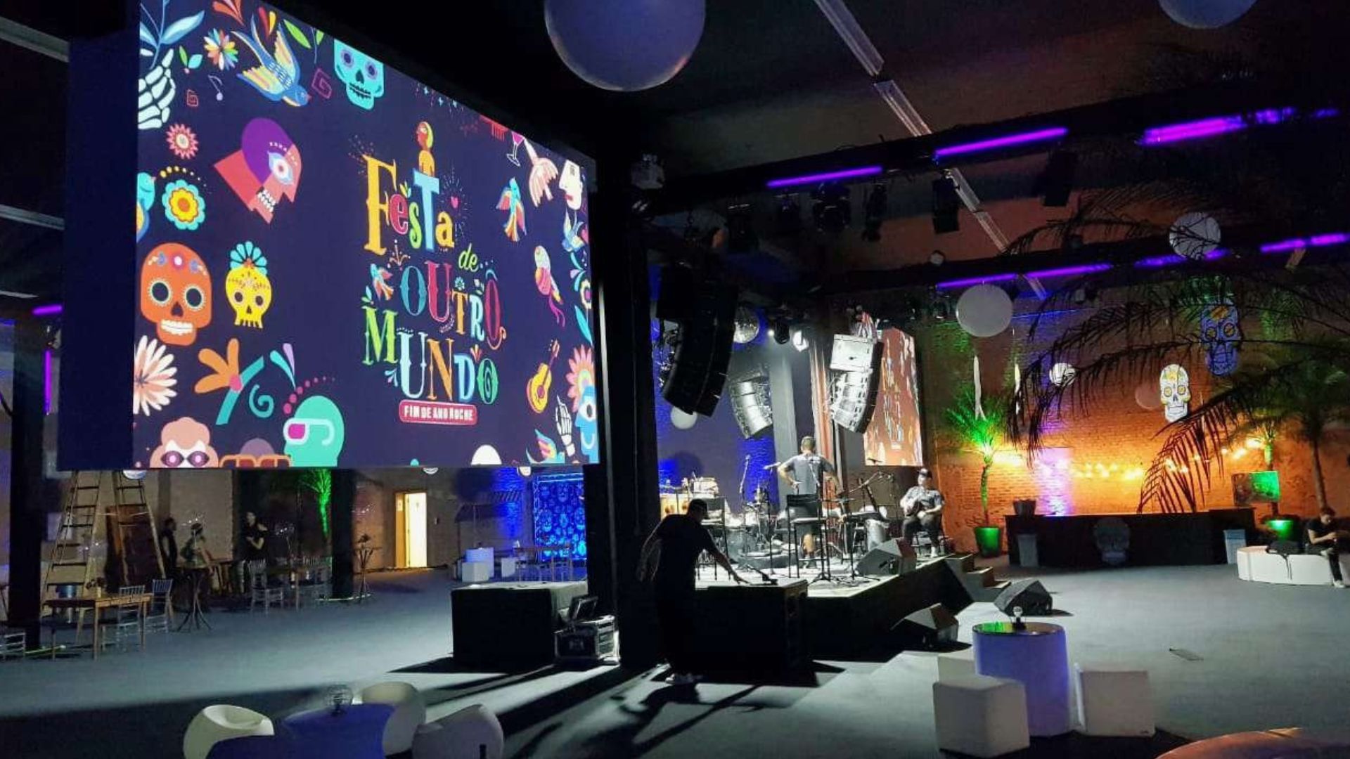 Painel de LED de alta resolução e soluções audiovisuais para evento corporativo Festa Volta ao Mundo, incluindo palco, iluminação cênica e sonorização.